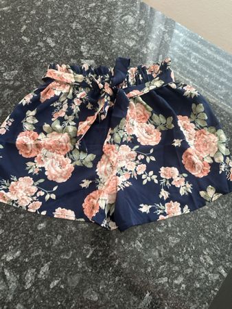 Sommerliche Shorts mit Blumenmuster, Grösse S/36 Top!