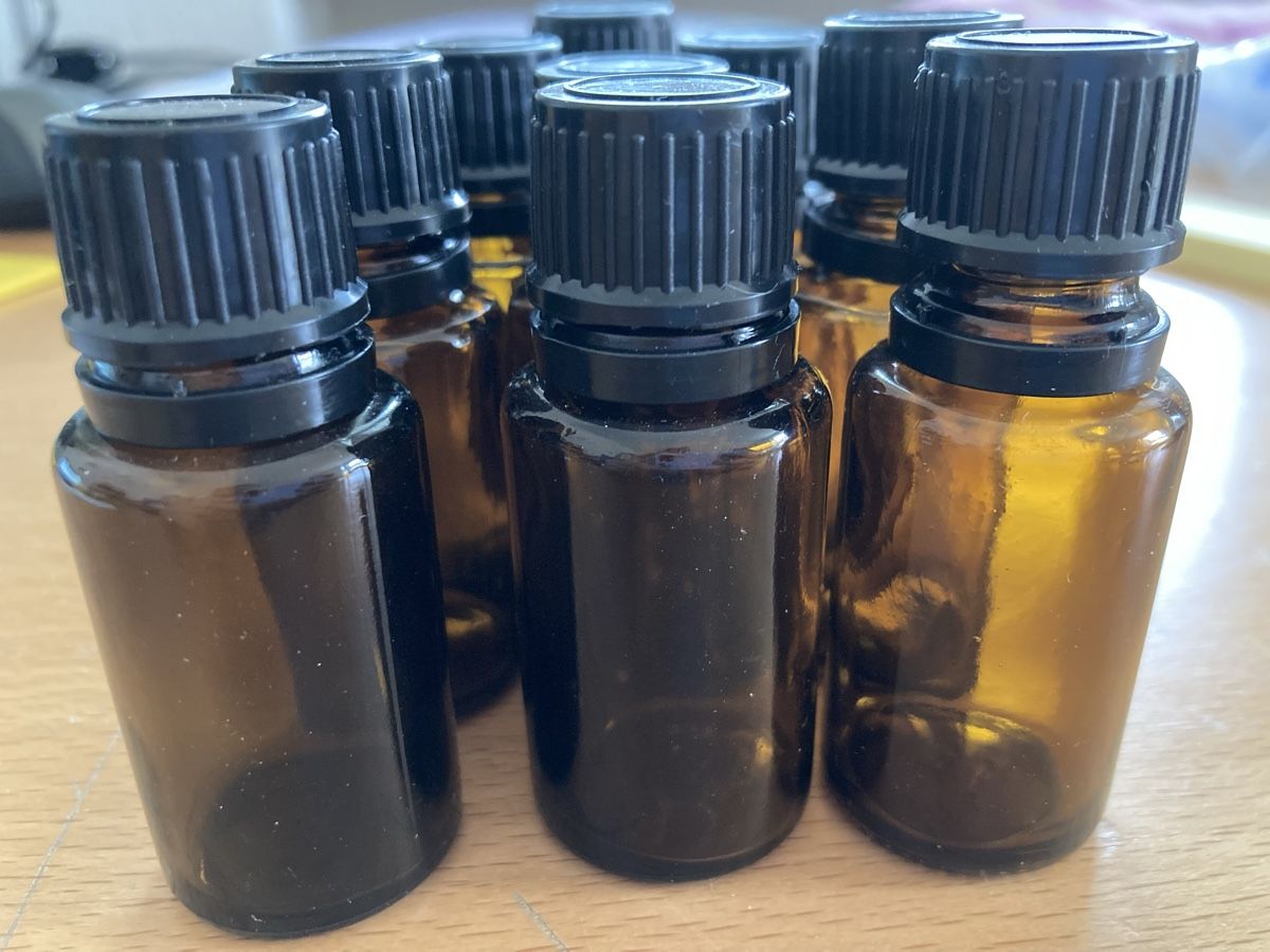 Doterra Oli essenziali: 9 leere DoTerra Öl-Fläschchen 15ml – Usato da Aarau Rohr venduto da Goldfisch21