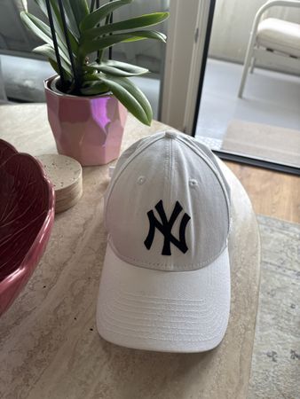 NEW ERA Hat in White NP: 55.-