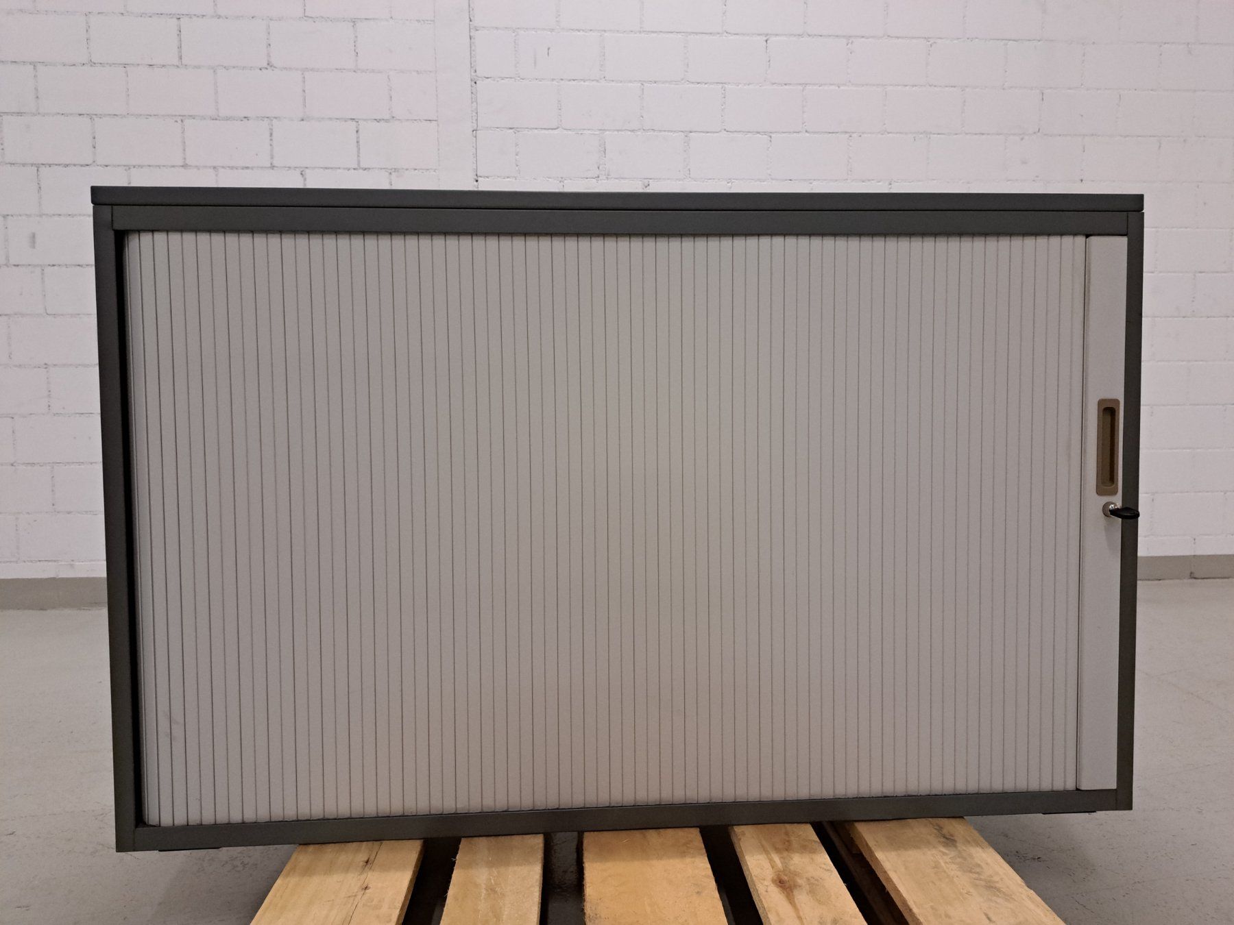 Lista Armadi: Sideboard Lista Office mit Rollladentür grau – Usato da Embrach venduto da lichttechnik