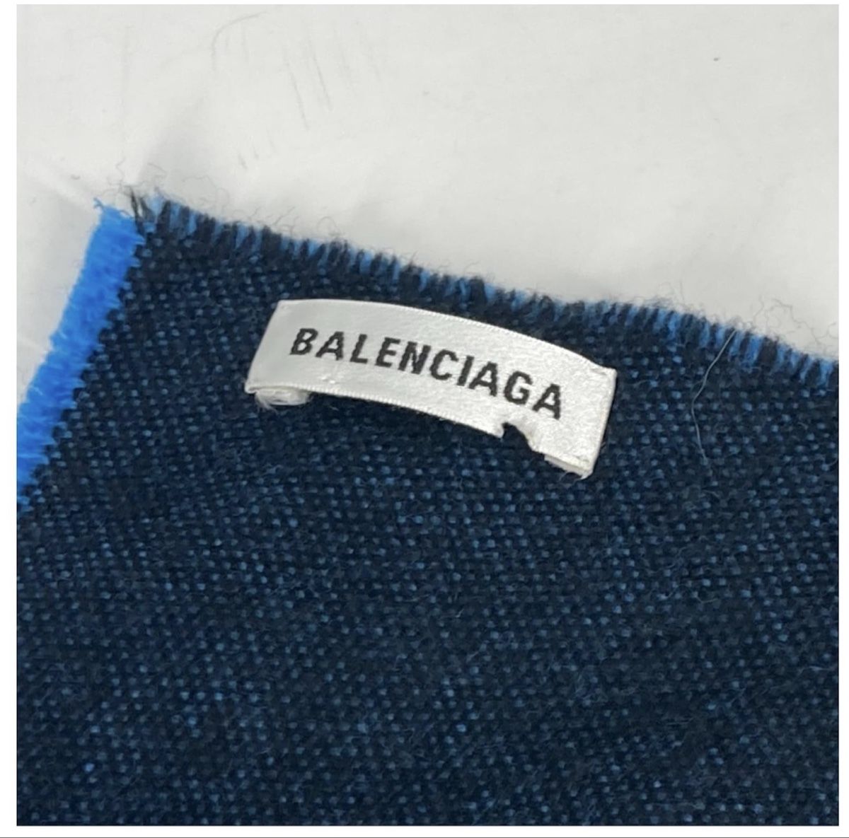 Balenciaga Foulard & Sciarpe: Balenciaga Sciarpa Big Logo – Nuovo (secondo la descrizione) da Dino venduto da Robtherabbit 2