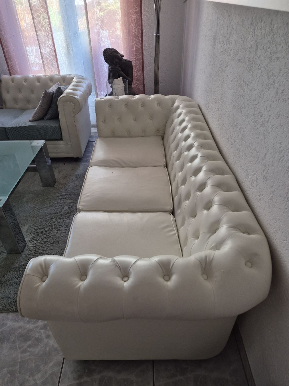Sofas: 2x Chesterfield-lock Sofa creme Lederoptik 3 Sitzer – Gebraucht aus Selzach von Paradiso89 1