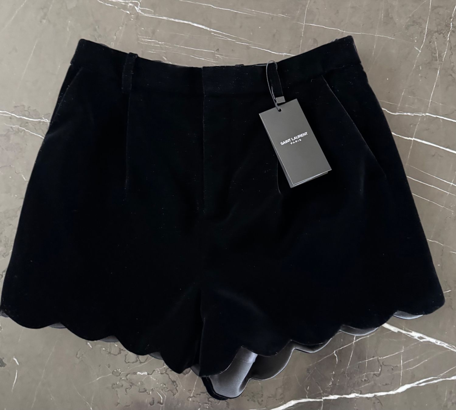 Saint Laurent Hosen: Saint Laurent Shorts Samt Gr. 34-36 – Neu und originalverpackt aus Herrliberg von Fashionista_8 1