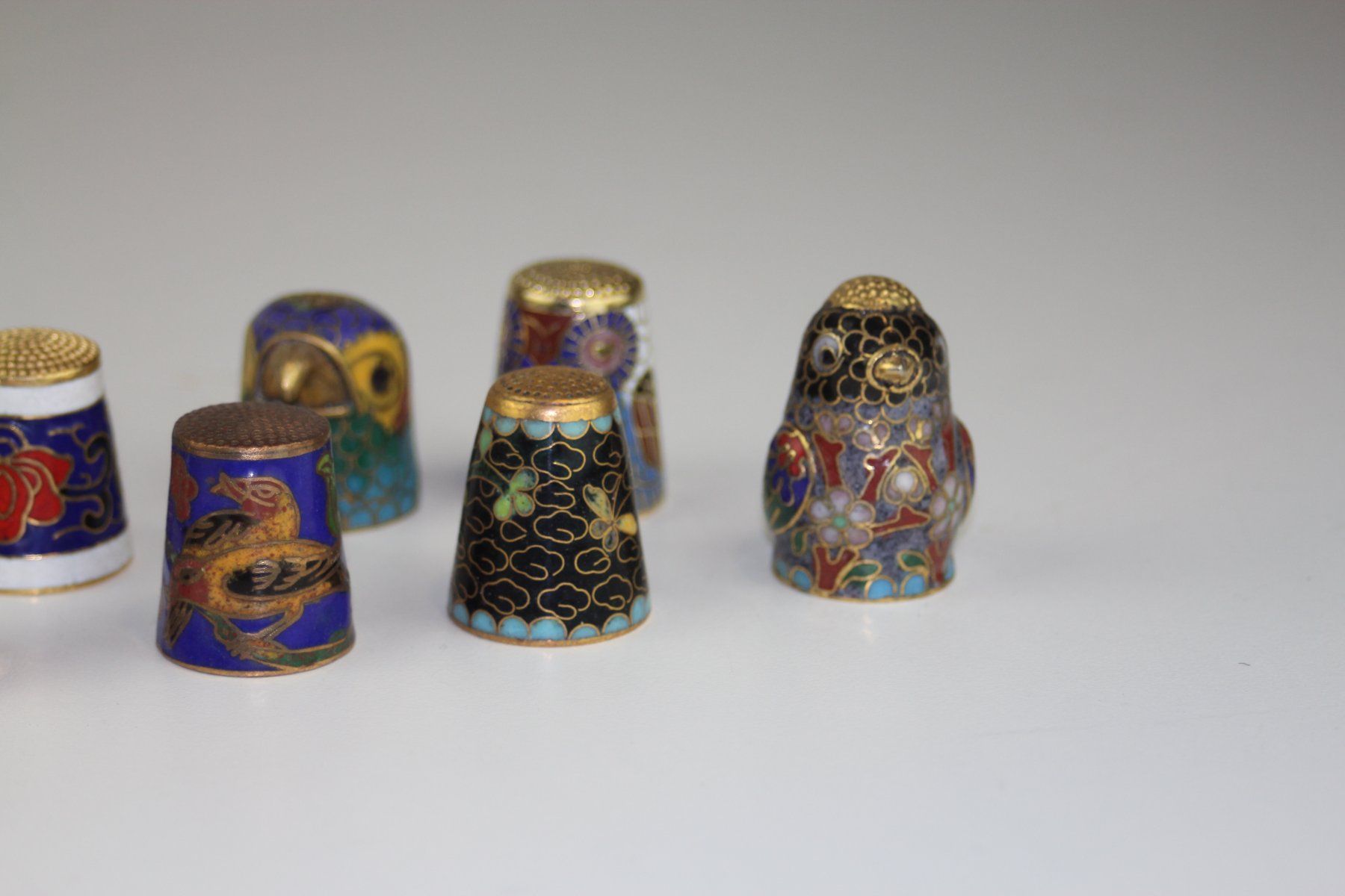 Ditali: 8 Fingerhüte Cloisonné Email Sammlung – Usato da Basel venduto da IRMAundFRED 3