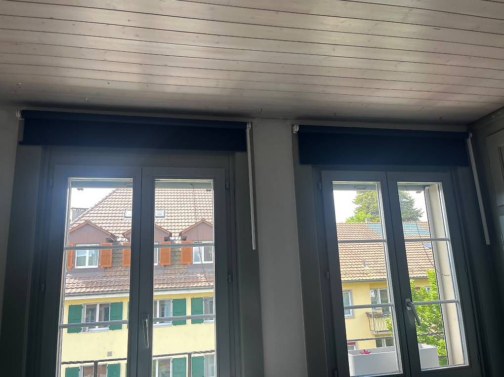 Tende da sole: 2x dunkelblaue Rollos mit Zugkette – Usato da Bern venduto da rebecca-1009