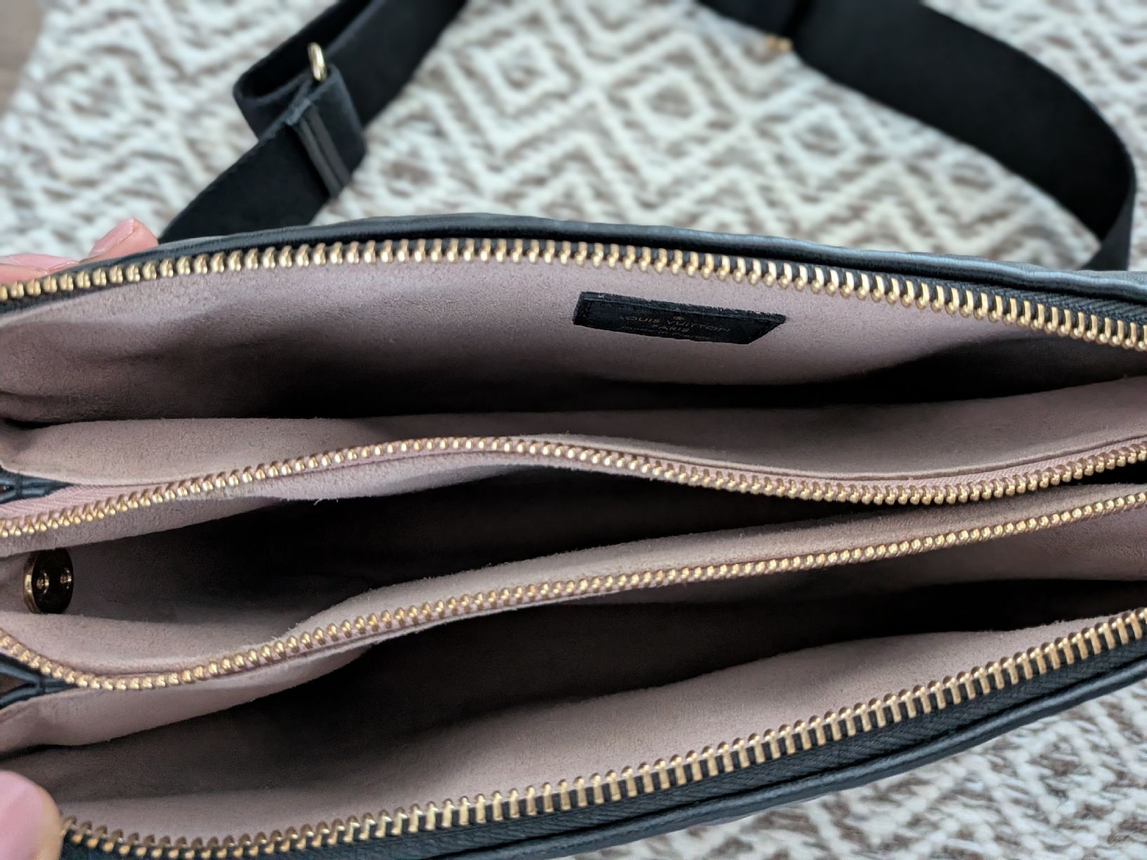 Louis Vuitton Borse da donna: Louis Vuitton Black Coussin PM Leather Embossed Chain Bag – Usato da Morges venduto da dhi_y2qk 5