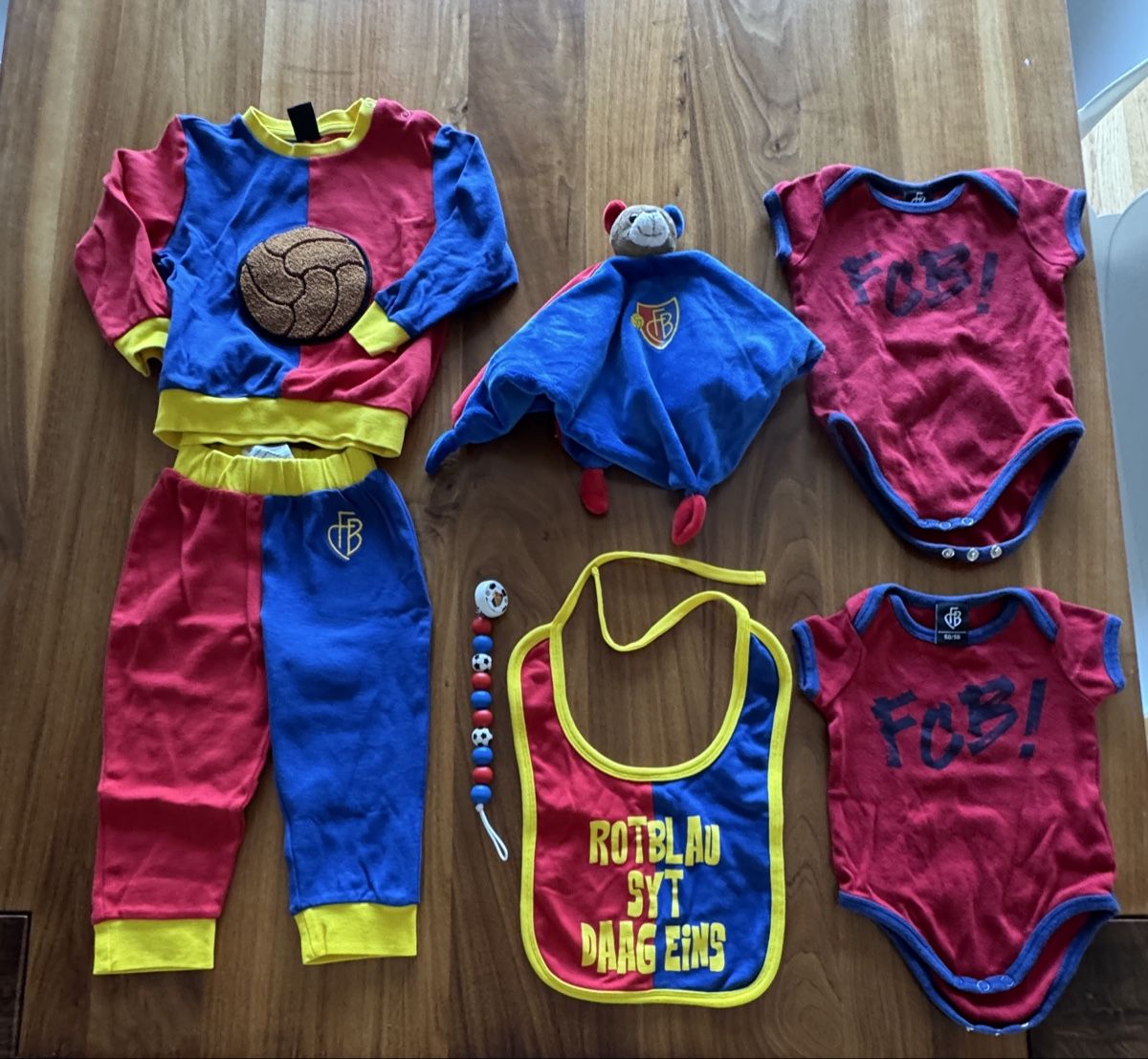 FC Basel Lotti & Set di vestiti: FC Basel Baby Set Neu  – Nuovo (secondo la descrizione) da Emmenbrücke venduto da Herzog07 5