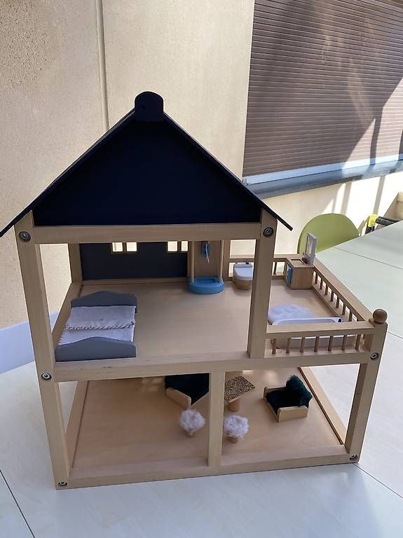 Casette per bambini: Maison de poupée/playmobile ou autre en bois – Usato da Vernayaz venduto da mel_9kvl