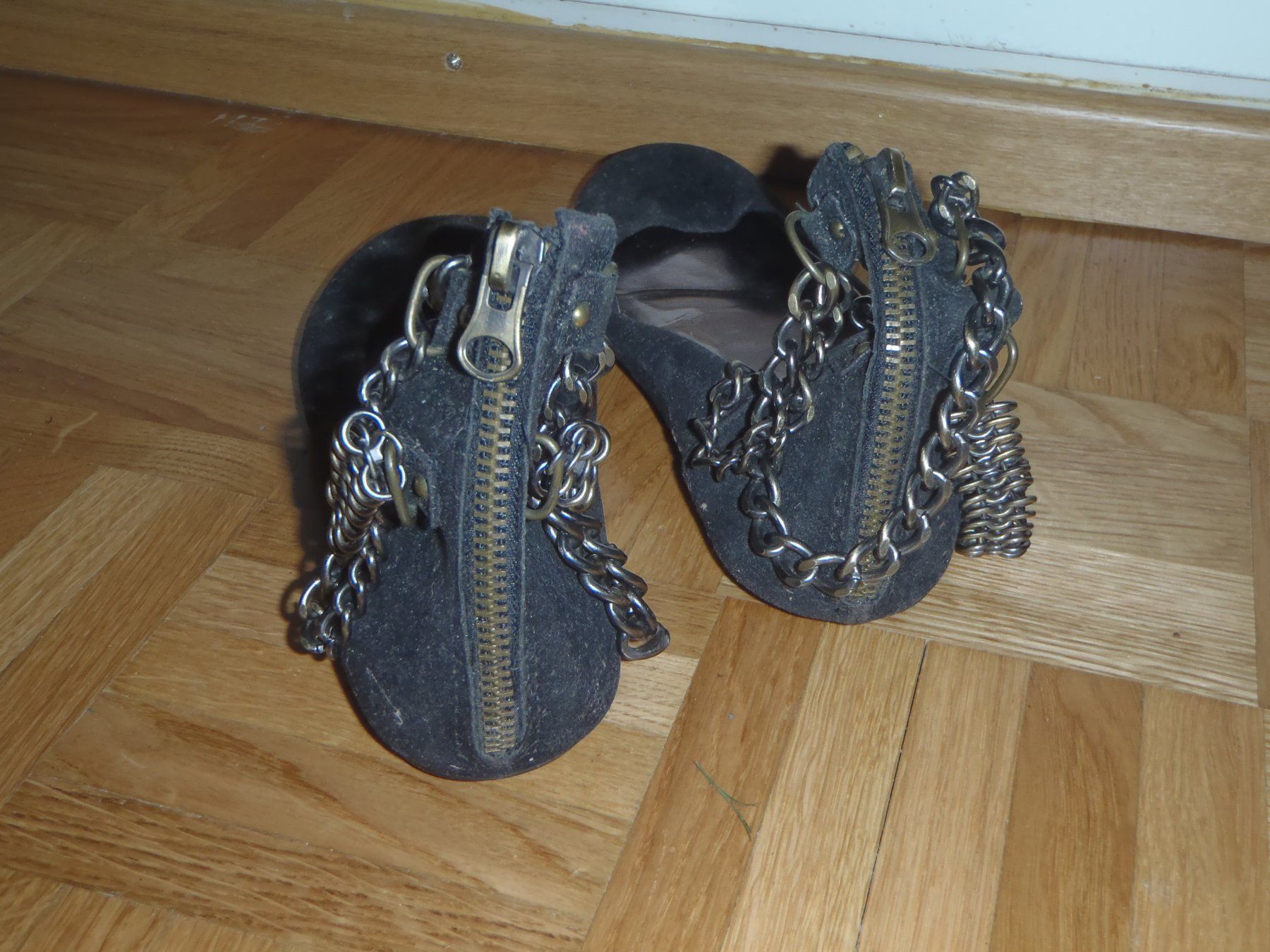 Benetton Scarpe da donna: Schwarze Benetton Ballerinas mit Kette – Usato da Horgen venduto da Amanda30 1