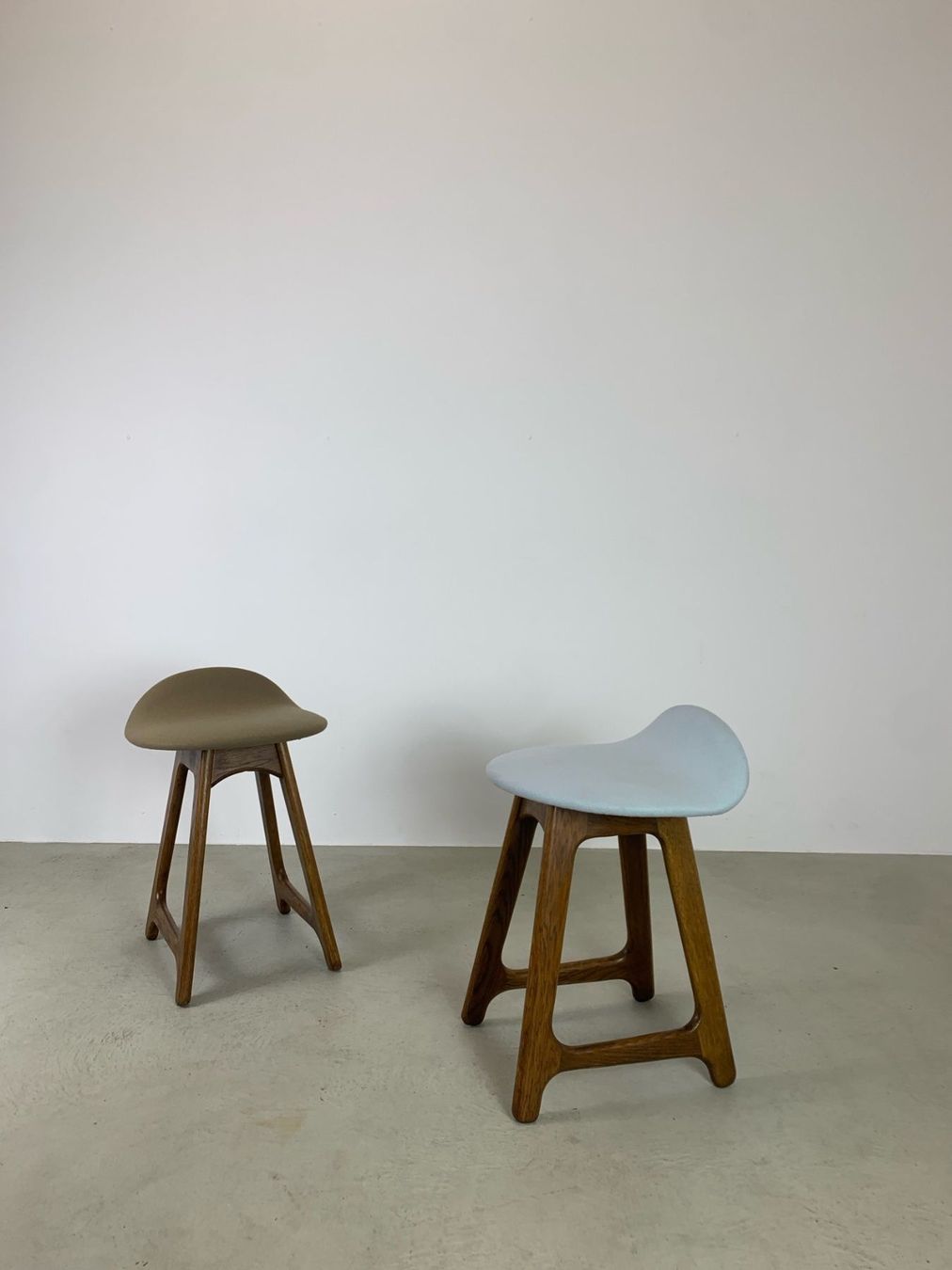 Sgabelli: 2x Hocker Erik Buch neu bezogen 60er – Usato da Basel venduto da MidMod20C 2