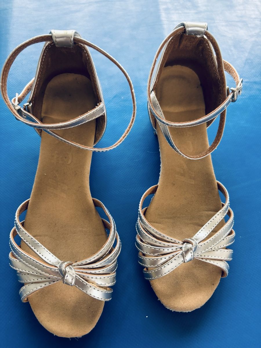 Schuhe für Mädchen: Mädchen Salsatanzschuhe Gr.32 – Gebraucht aus Emmen von H.Bettina 1