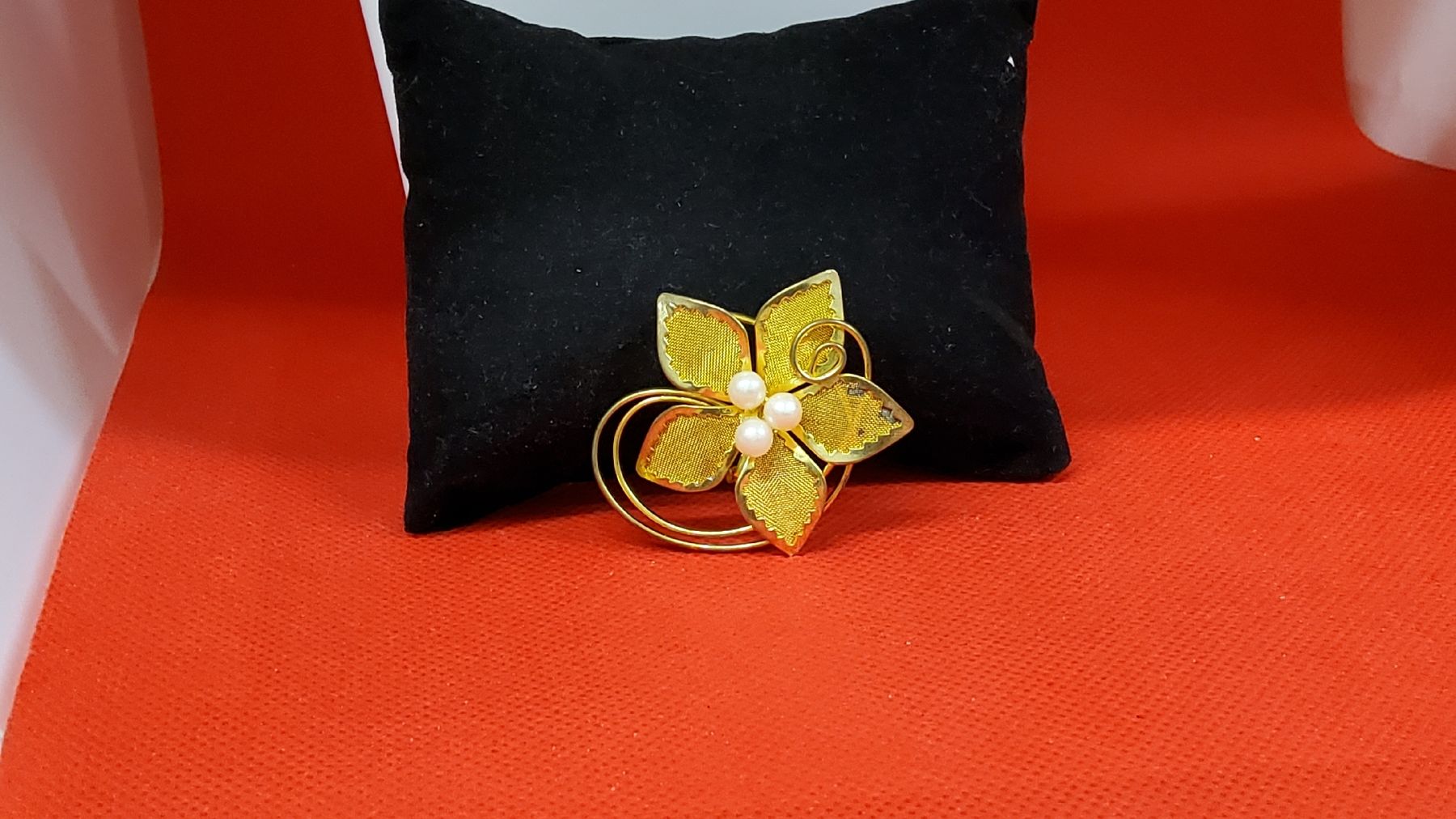 Spille & Fermagli: Vintage Goldfarbene Brosche mit Blumenmuster, – Usato da Herisau venduto da Nluanalucas