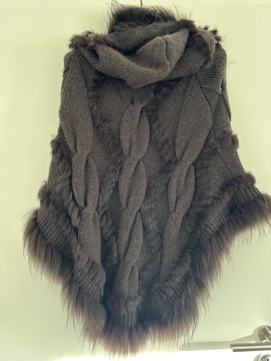 Altro in  Abbigliamento & Accessori: Poncho mit Hasenfell-Einsatz von Leonardo – Nuovo e nell'imballaggio originale da Ennetbaden venduto da Elacsap 1