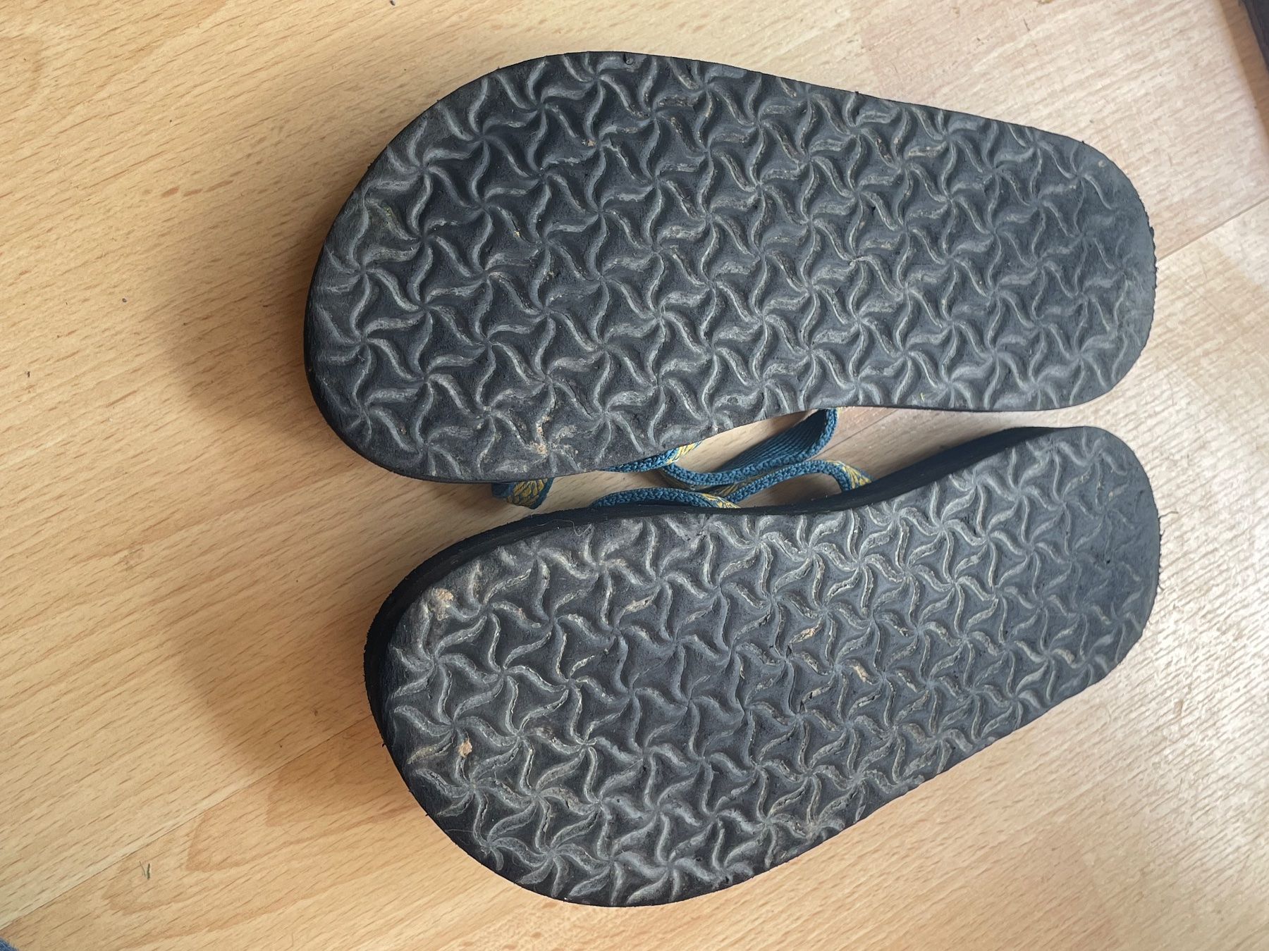 Teva Scarpe per ragazzi: Teva Olowahu Flipflop Gr.31/32 – Usato da Rotkreuz venduto da GerberaSpider08 1
