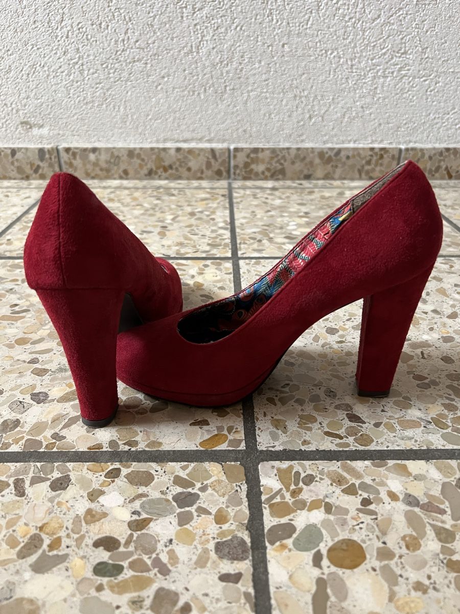 Cube Scarpe da donna: Rote Pumps Gr. 38, Plateau, Wildlederoptik – Usato da Bad Zurzach venduto da Heugumper7