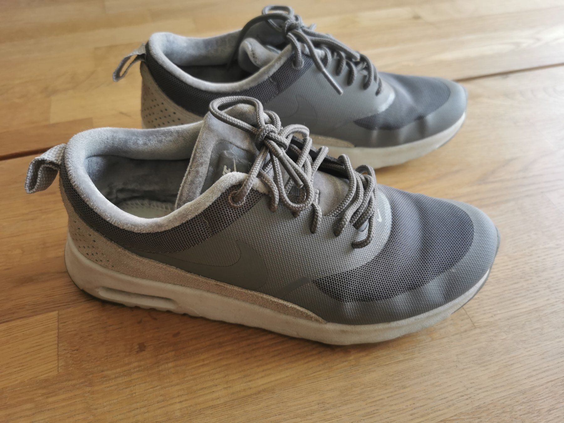 Nike Scarpe da donna: Nike Sneaker Grösse 38 grau – Usato da Gunzgen venduto da 0Aurin0