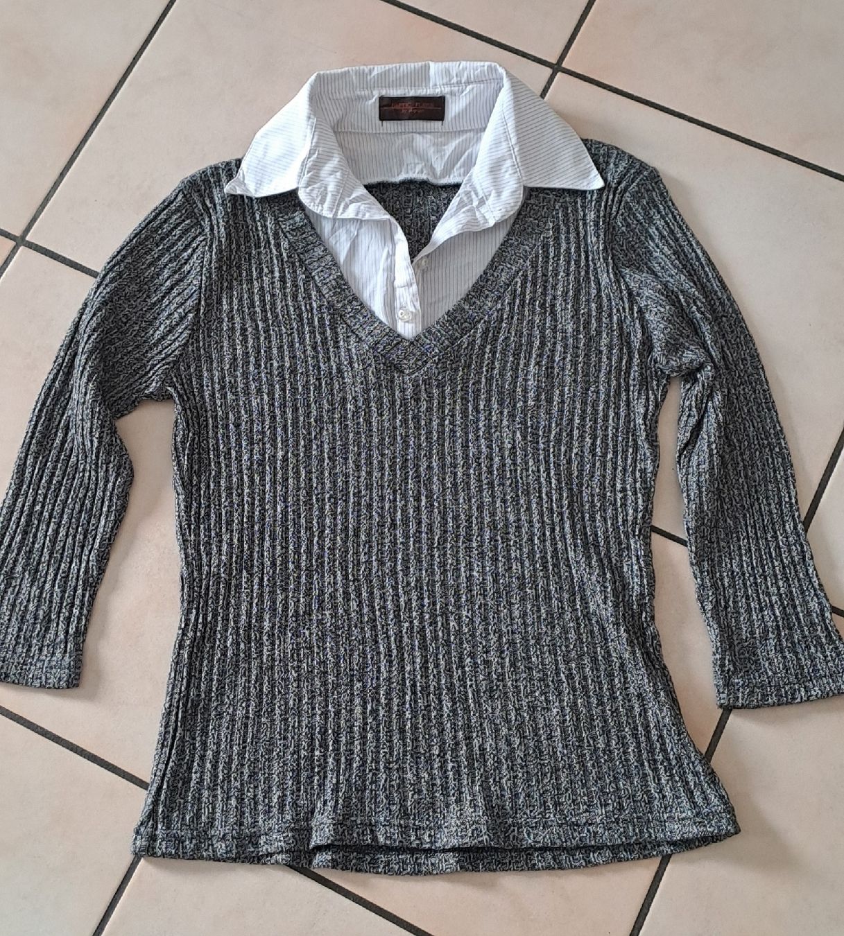 Maglioni & Felpe: Damen Pullover mit Hemdkragen grau gestreift Gr.S – Usato da Gampel venduto da hil_q526