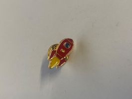 Pin's forme fusée émaillé rouge et jaune