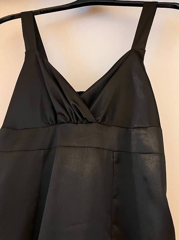 Vestiti: Vendo abito festivo nero – Usato da Jona venduto da sen_vd8v