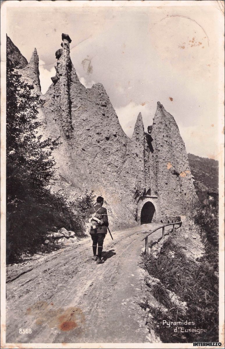 Ansichtskarten: Euseigne VS // Wanderer Pyramides d’Euseigne Pyramiden – Gebraucht aus Basel von intermezzo12
