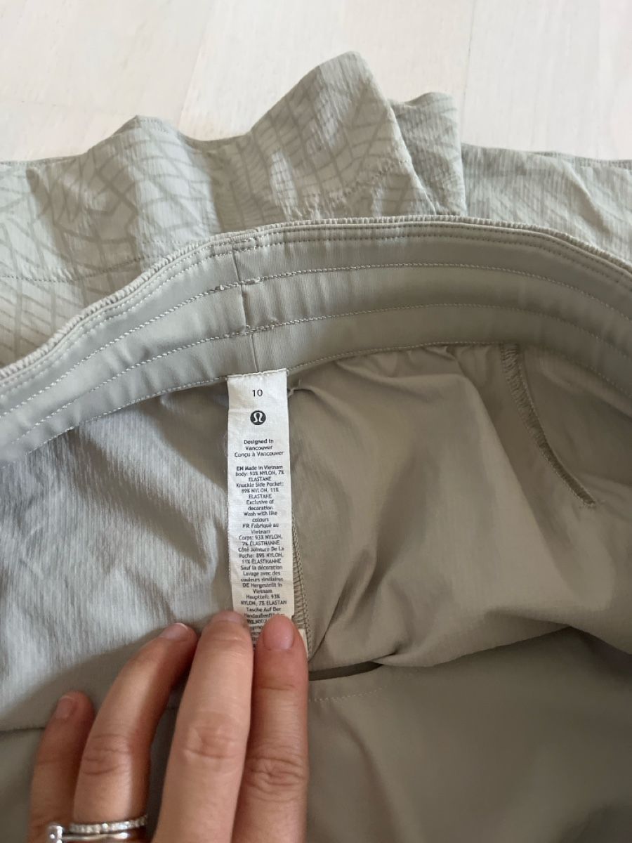 Lululemon Pantalons: Lululemon shorts size 10 – D'occasion à Esslingen par NebulaPine 3