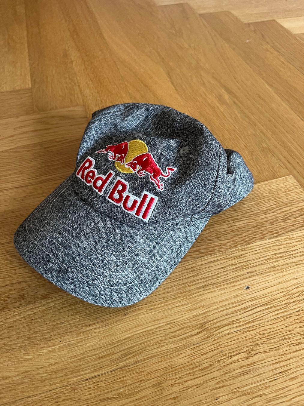 Red Bull Copricapi, berretti & cappellini: Red Bull Cap grau mit gestickten Logos – Usato da Zumikon venduto da bretxo 1