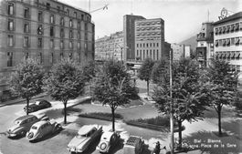 Biel Bienne (BE) Alte Place de la Gare mit modernen Oldtimer