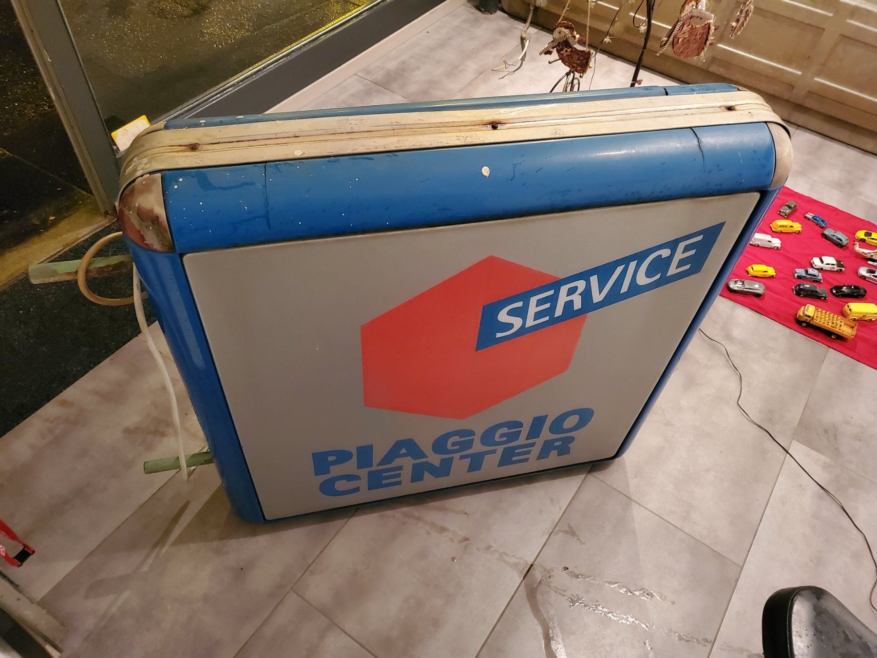 Piaggio Insegne: Leuchtreklame Piaggio Center 1x1 Meter – Difettoso da Balsthal venduto da redcarpet 1
