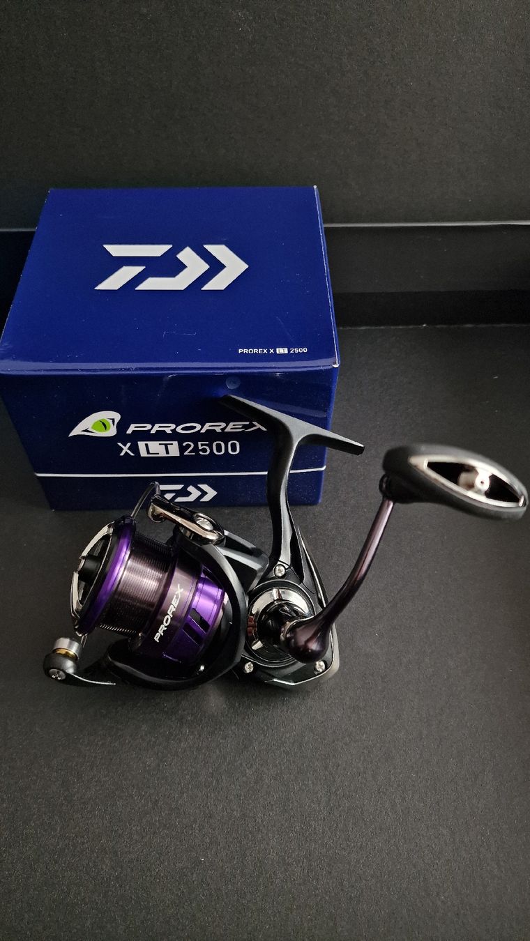 Daiwa Rollen & Spulen: Daiwa Prorex X LT Spinnrolle PRXLT2500 – Neu und originalverpackt aus Bassersdorf von Al-EnStore