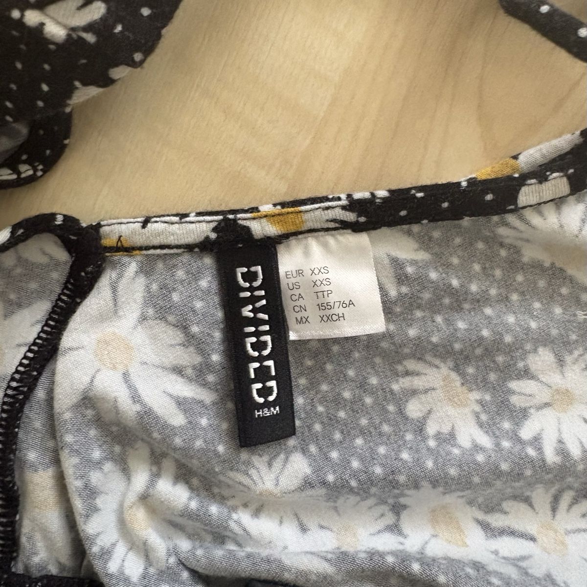 H&M Tute: Schwarzer Jumpsuit mir Blumenmuster, Gr. XXS, Versand 2.- – Usato da Kreuzlingen venduto da sasha__ 1