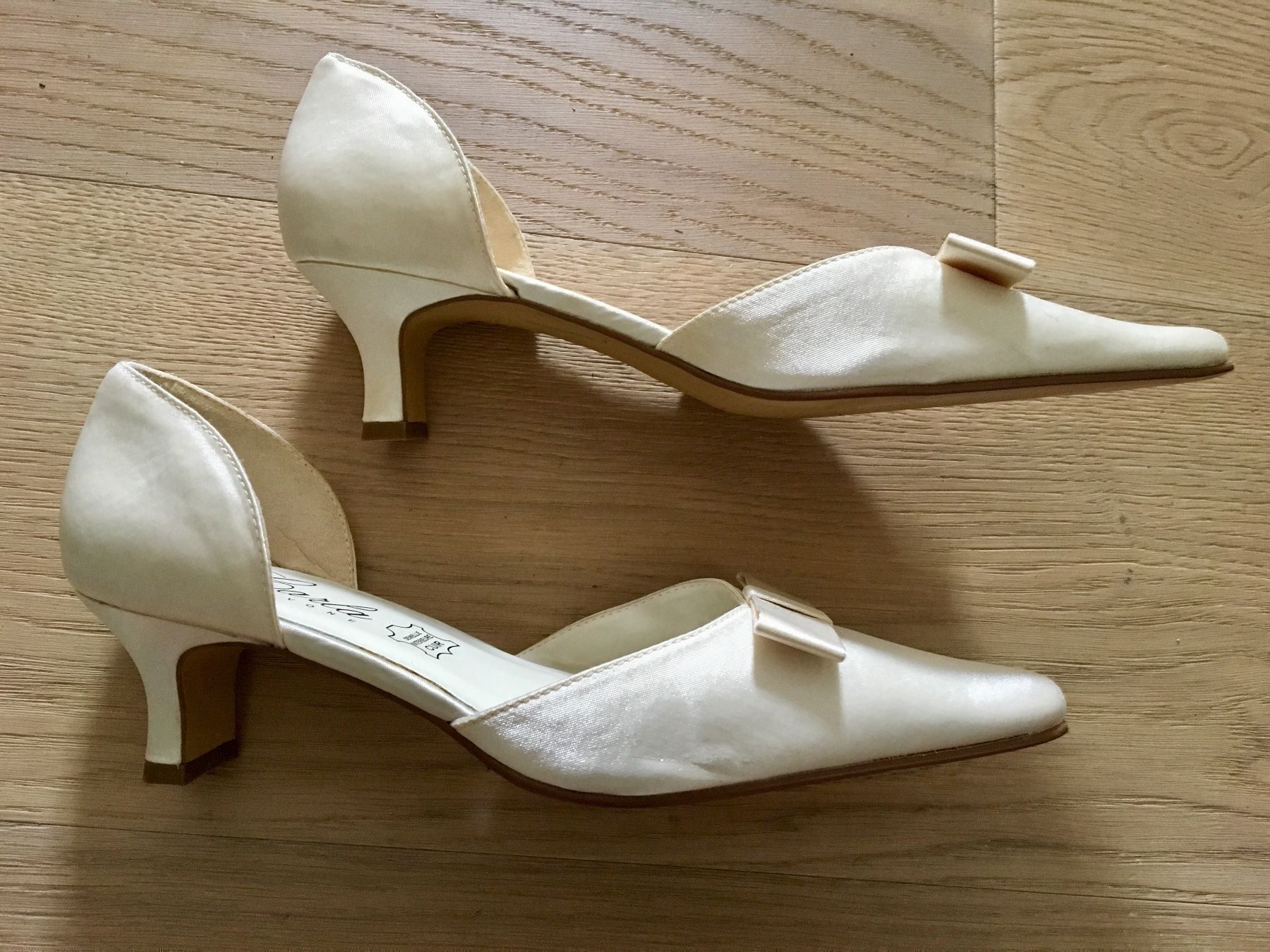 Scarpe da donna: Neuwertige beige-weisse Pumps Grösse 36 – Nuovo (secondo la descrizione) da Winkel venduto da Flyhy2020 1