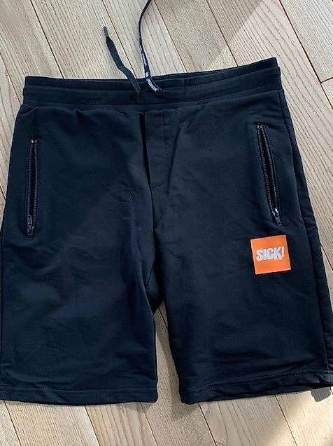 Pantalons: Sweatshorts "The Sick Code" Gr. M – D'occasion à Hirschthal par fam_zd6m 1