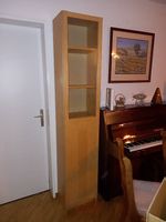 Einfache, schmale Vitrine