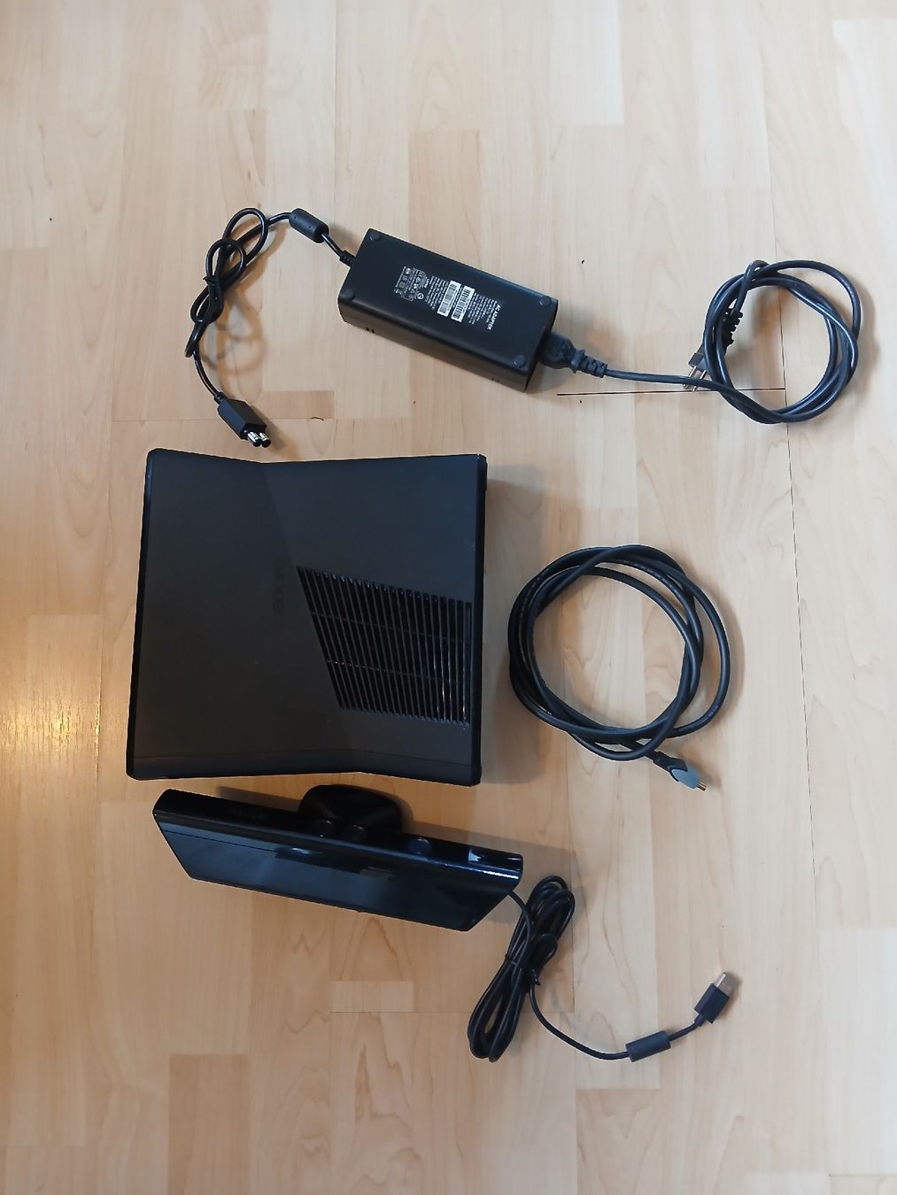 Microsoft Console: Microsoft Xbox 360 S Konsole schwarz inkl. Kinect Sensor – Usato da Derendingen venduto da Gaston.J 2