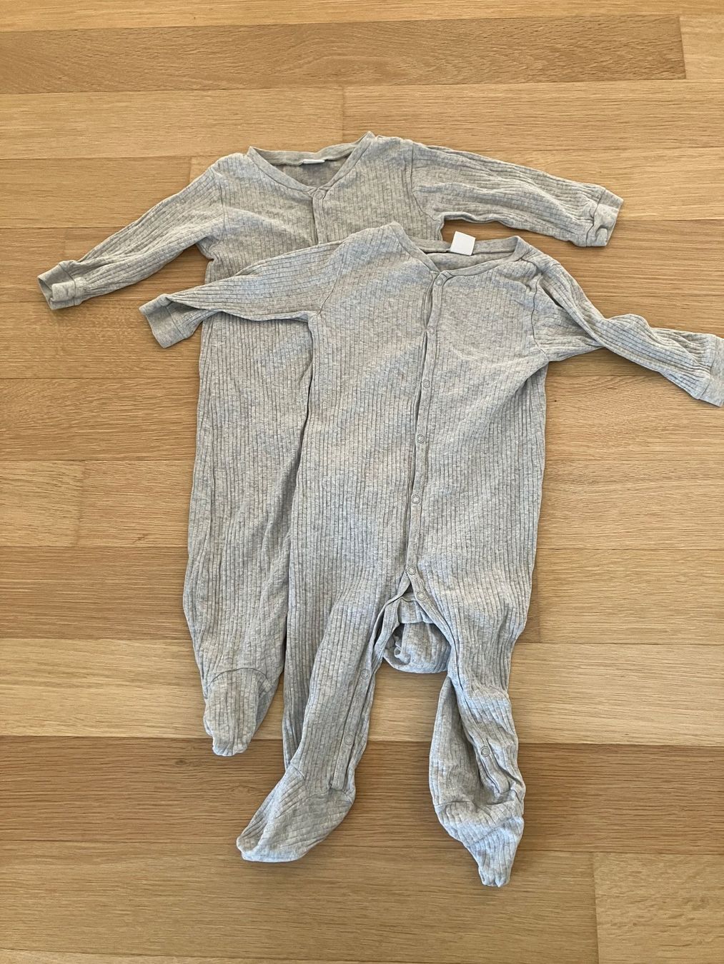 Migros Pigiami: 2x Pyjama mit Füssen Gr. 86 von Smile – Usato da Zürich venduto da tscherel