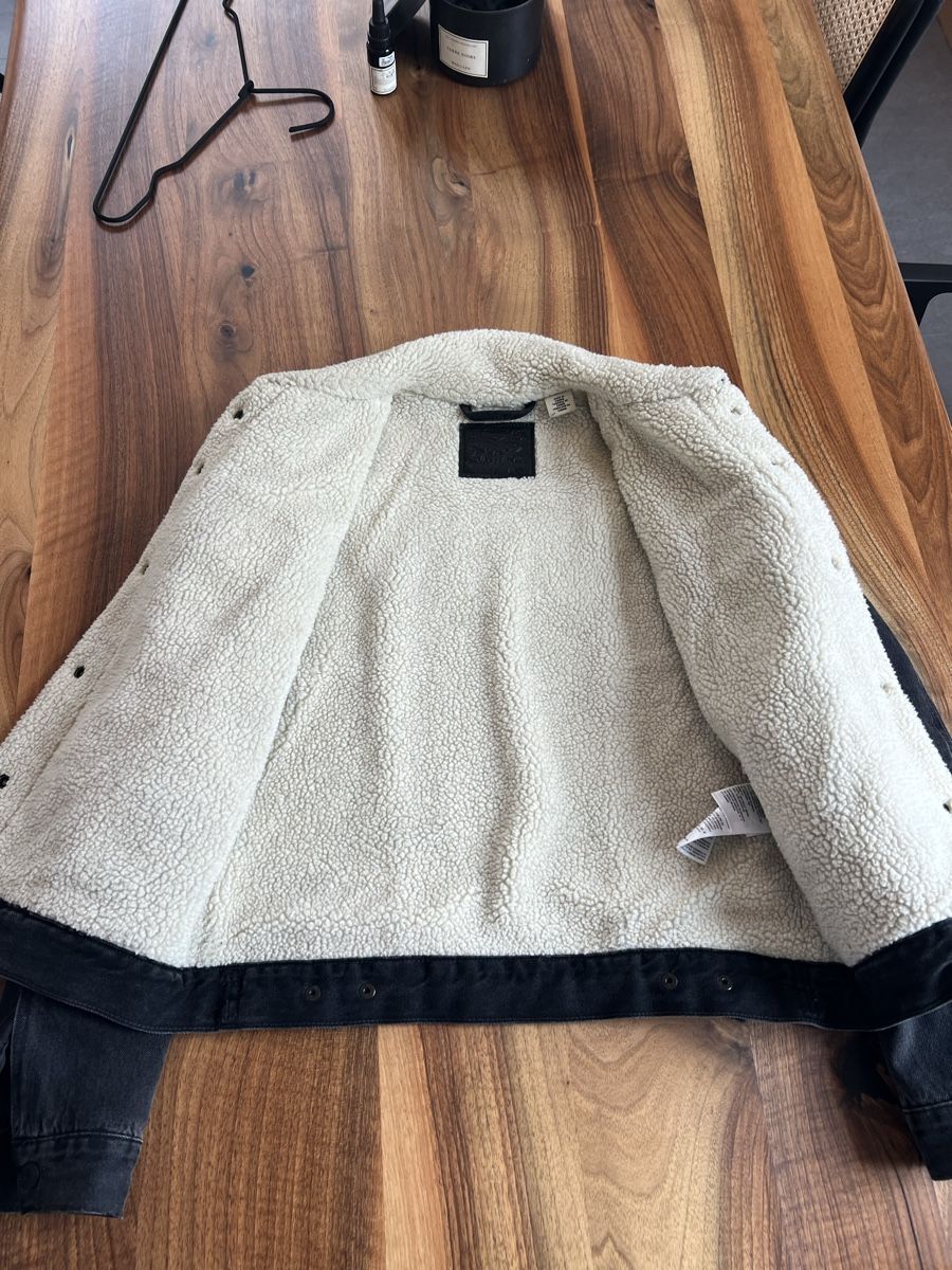 Levi's Giacche: Levis Jeansjacke Schwarz mit Fell – Usato da Bern venduto da globetrotter1988 1