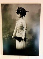 Historische Fotografie mit Dame auf Dibondplatte 70 x 100 cm