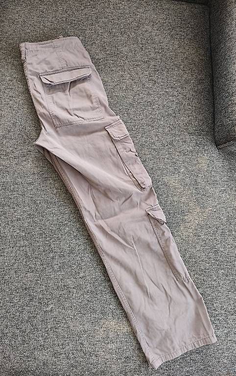 Pantaloni: Bershka Hose Multicargo gr 38 – Usato da Oberkulm venduto da FairTreasures 2