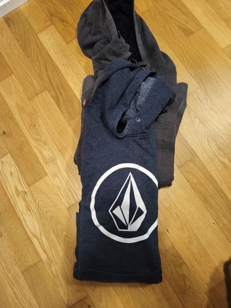 Marken-Hoodies XL (2er-Set) Volcom & Vans – Ab 1.-!