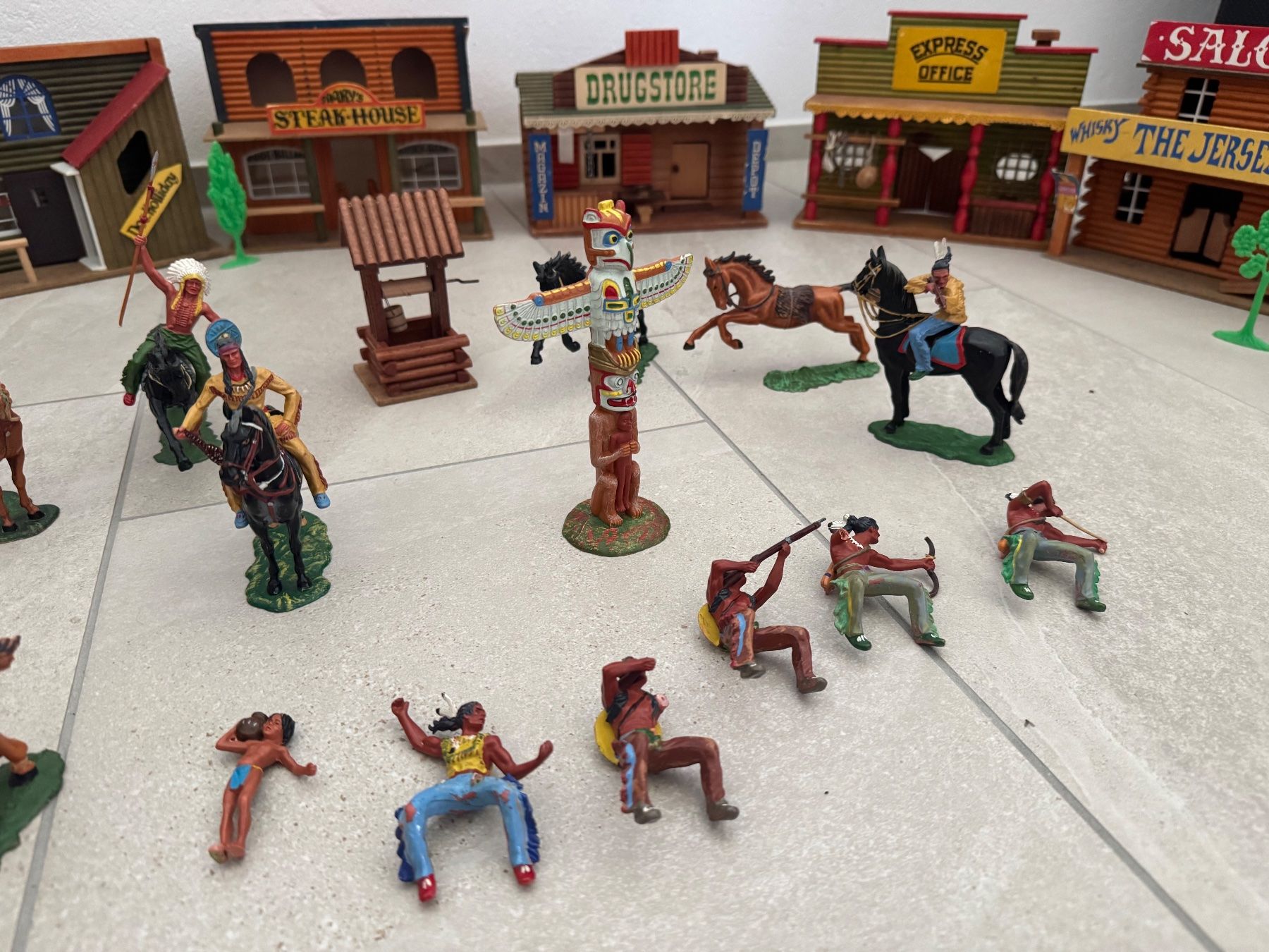 Elastolin Spielzeuge: Elastolin Figuren mit Westernstadt – Gebraucht aus Trübbach von Aerman1 1