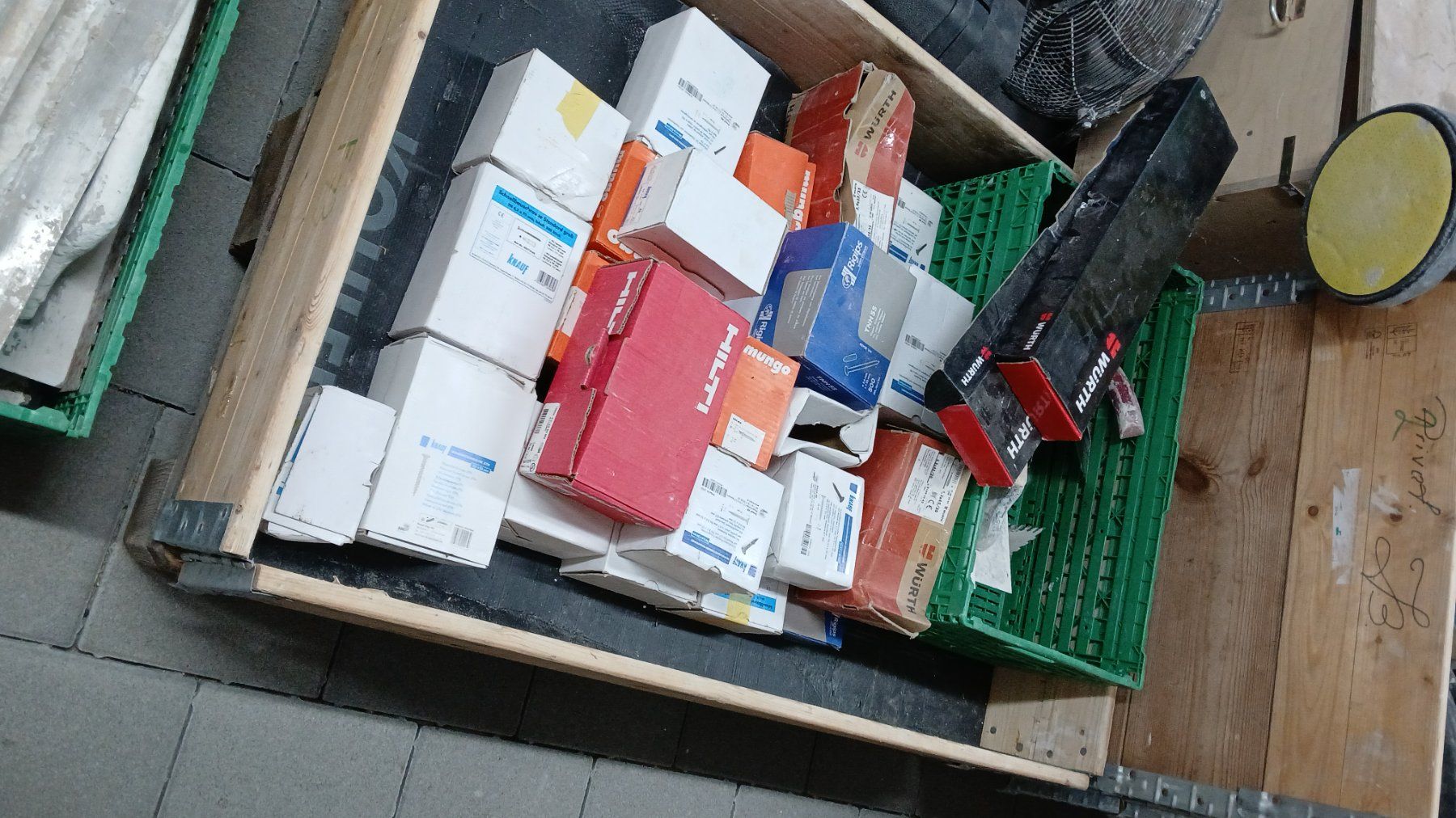 Caisses de transport: Div. Gipser Schrauben mit Kiste – D'occasion à Pfaffnau par Hansrudi 6