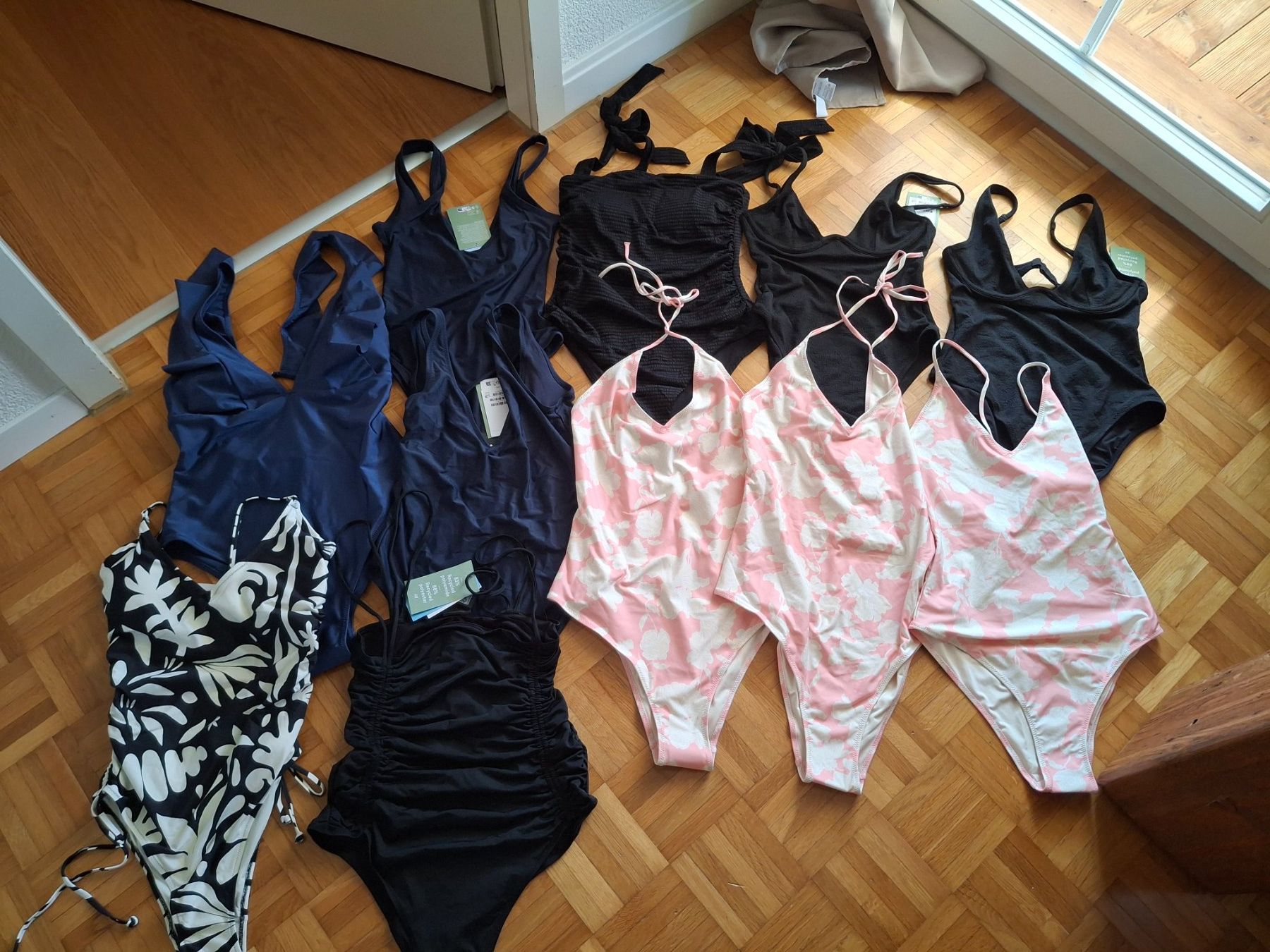 Costumi da bagno & Bikini: 11 Badeanzüge – Nuovo e nell'imballaggio originale da Oberhofen am Thunersee venduto da katka99