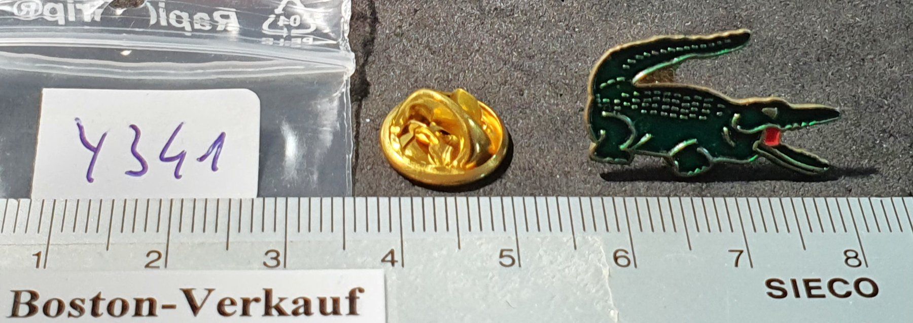 Lacoste Plaketten & Abzeichen: Y341 - Pin Krokodil Lacoste – Gebraucht aus Reinach BL von Boston-Verkauf 1