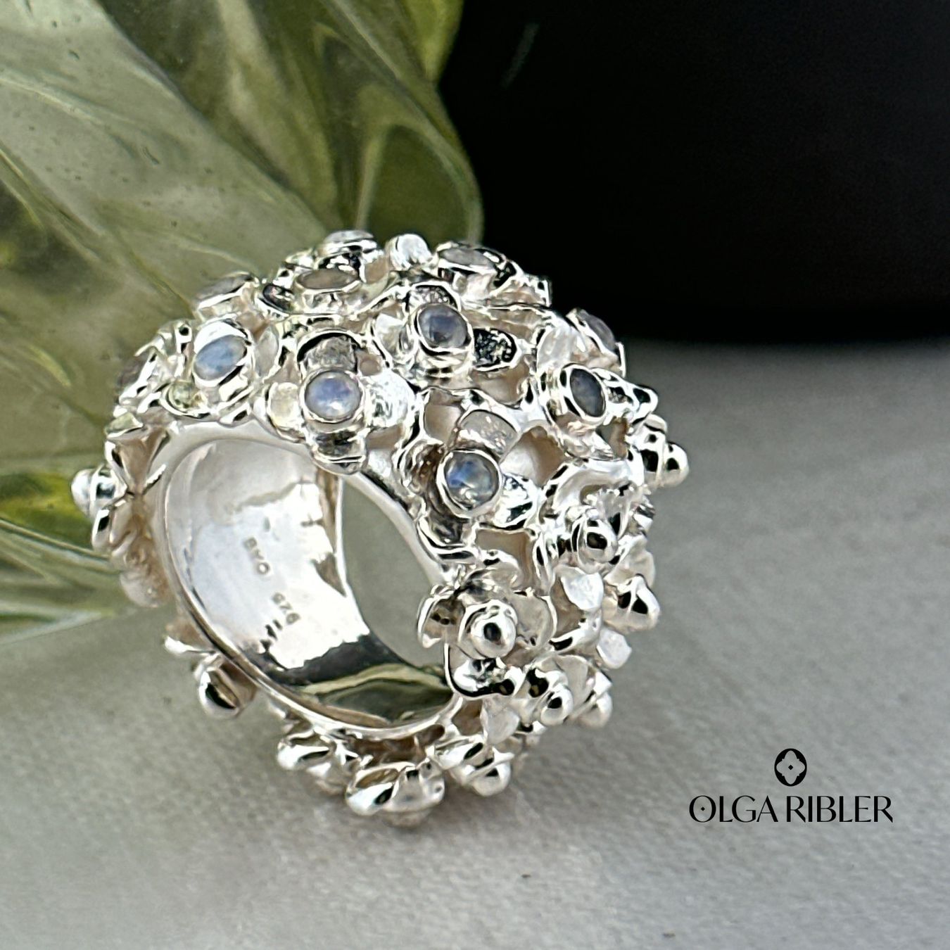 Olga Ribler Anelli: Statement Blumenring mit Regenbogen-Mondsteinen – Nuovo (secondo la descrizione) da Luzern venduto da Schmuckoutlet 2