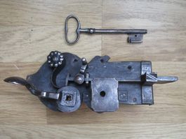 Antikes Türschloss mit Schlüssel geschmiedet