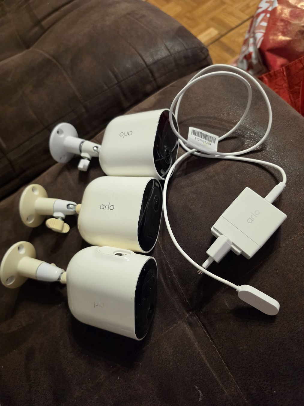 Arlo Systèmes d'alarme: 3x Arlo Kamera mit Stromkabel – D'occasion à Füllinsdorf par Pearl1