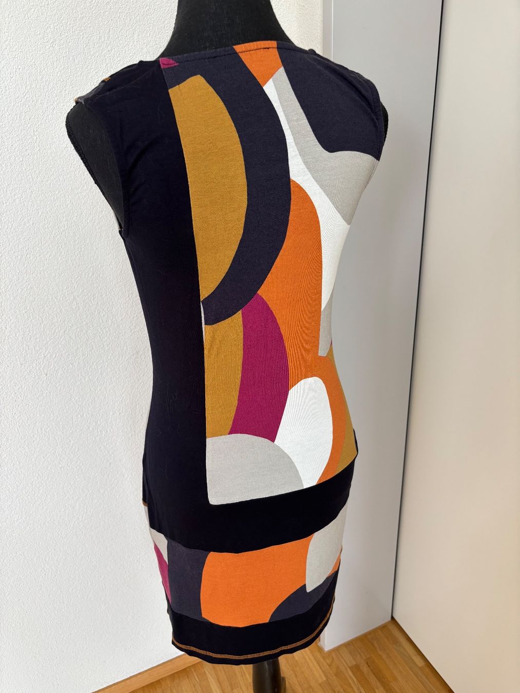 Kleider: Ärmelloses Kleid bunt gemustert – Gebraucht aus Zürich von GGMZ 2