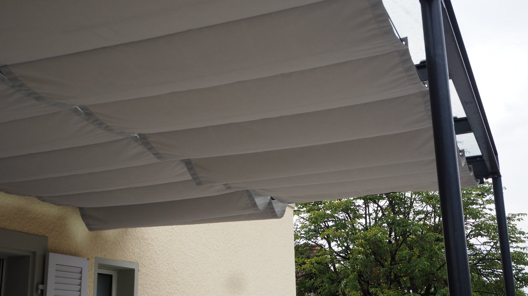 Unterstände: Sitzplatzüberdachung Glas/Metall mit Sonnen- und Windschutz – Gebraucht aus Ostermundigen von brechi3072 6