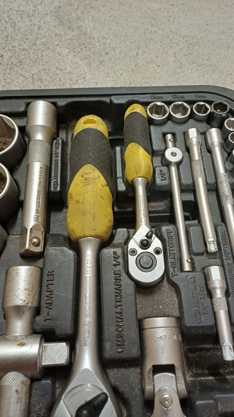 Tous les outils: Werkzeugkasten CV-Stahl  – D'occasion à Pfeffikon LU par SY-YoLo 2