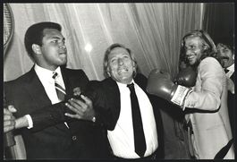 Fotografie Boxer Muhammad Ali mit Tennis